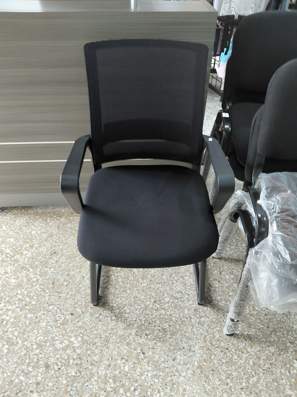 Sillas secretarias o de espera con brazos disponibles